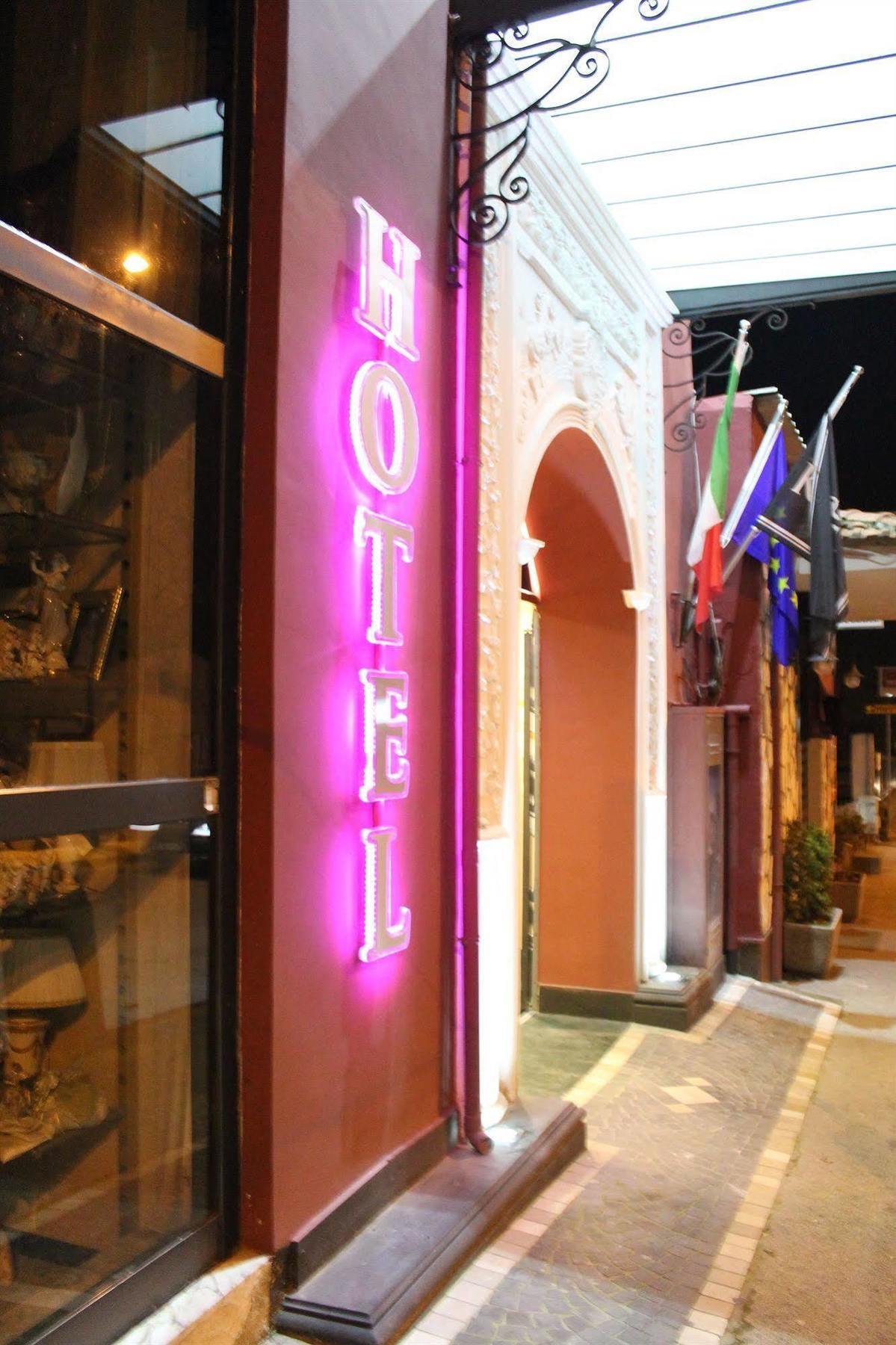 Kleopatra Design Hotel เนเปิลส์ ภายนอก รูปภาพ